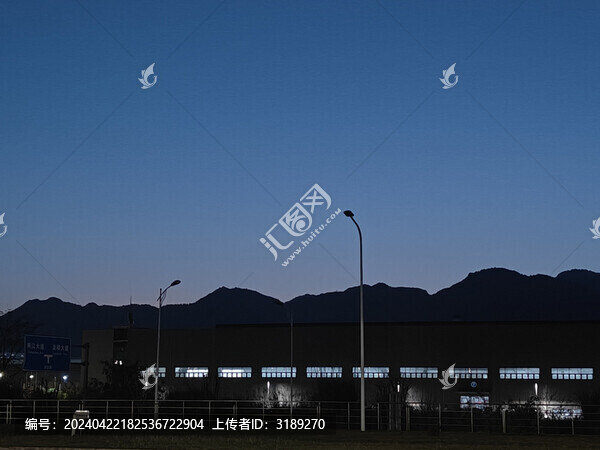 夜晚山脈