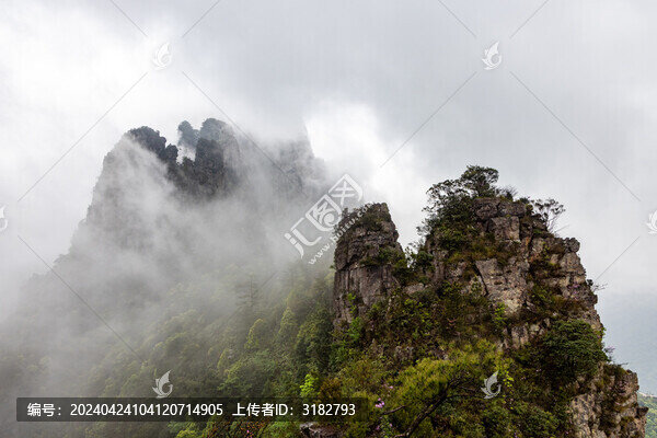 廣西金秀圣堂山丹霞險峰霧海景觀