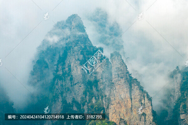 廣西金秀圣堂山丹霞險(xiǎn)峰霧海景觀