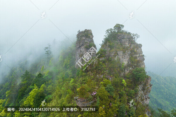 廣西金秀圣堂山丹霞險(xiǎn)峰霧海景觀