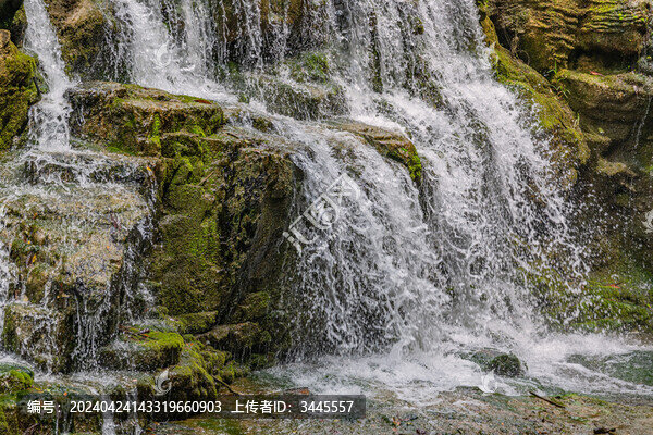 山泉瀑布