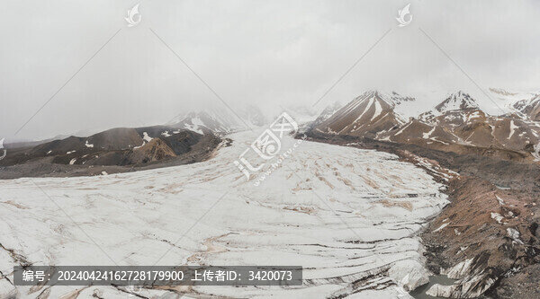 青海省阿尼瑪卿山哈龍冰川全景圖