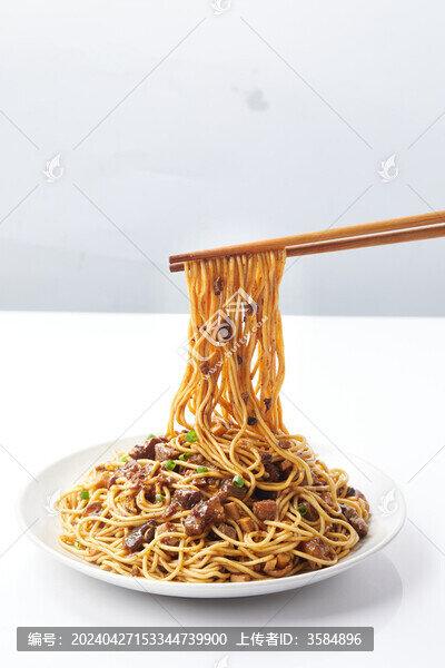 菌菇牛肉拌面