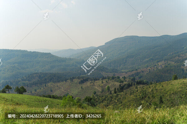 高山草甸藍(lán)天戶外風(fēng)光