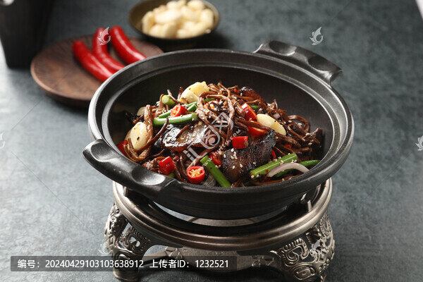 干鍋臘肉茶樹菇