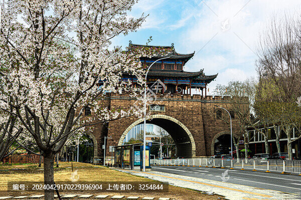 武漢櫻花季之漢陽鐵門關(guān)
