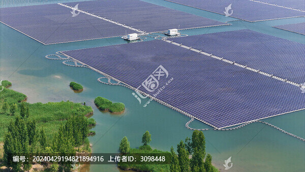 航拍漁光互補光伏板