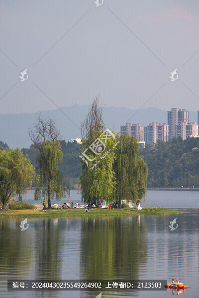 湖邊的樹木和建筑物頂著天空