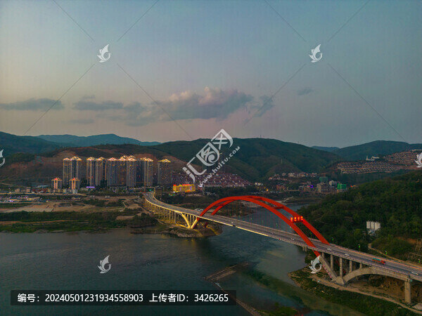 航拍視角下的景洪市黎明大橋
