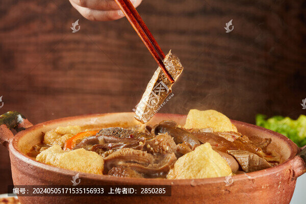 夾起來(lái)一塊牛肝