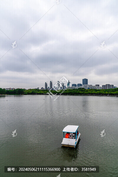 城市湖面天際線