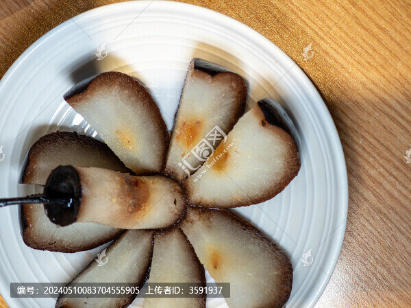 餐桌上放在餐盤里的凍梨