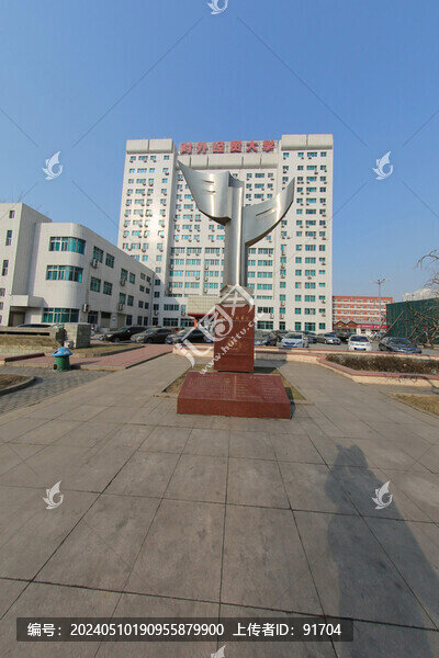對(duì)外經(jīng)貿(mào)大學(xué)紀(jì)念雕塑