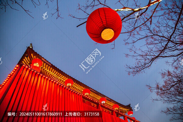 彩燈裝扮的古建筑