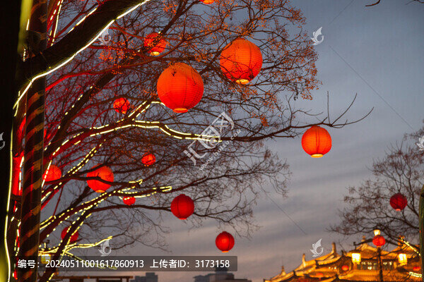 彩燈裝扮的古建筑