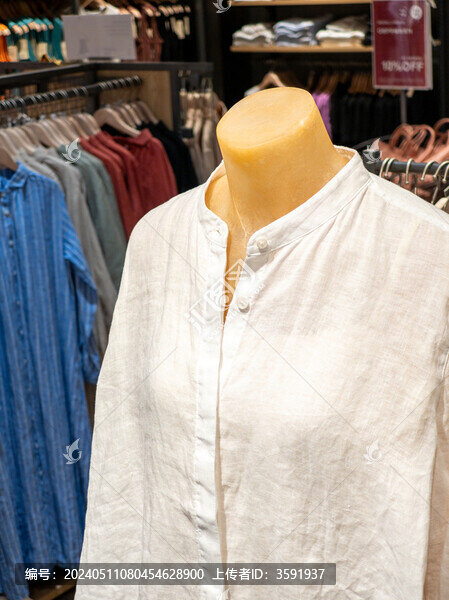 商場(chǎng)里的服裝專賣店