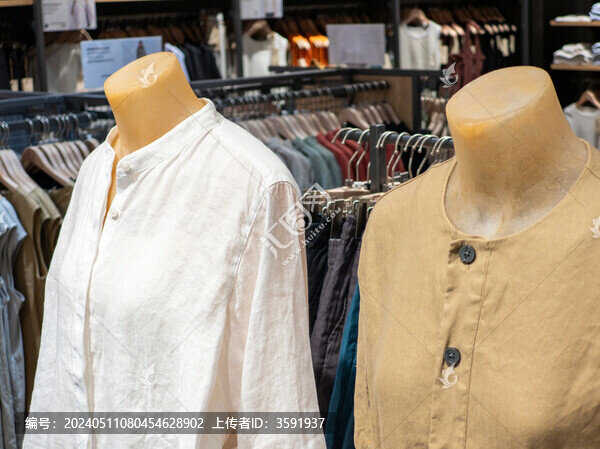商場(chǎng)里的服裝專賣店