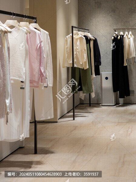 商場(chǎng)里的服裝專賣(mài)店