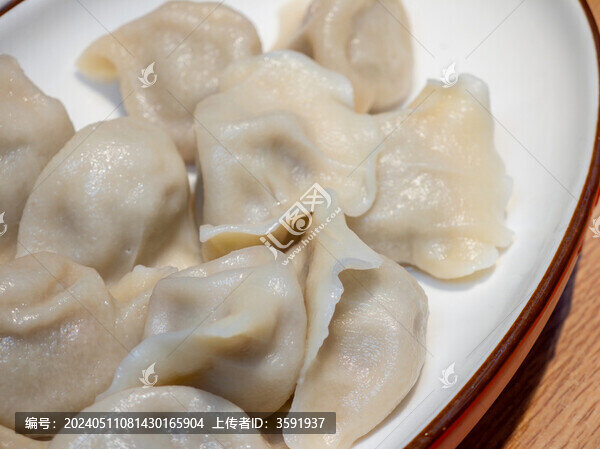 餐桌上的水餃