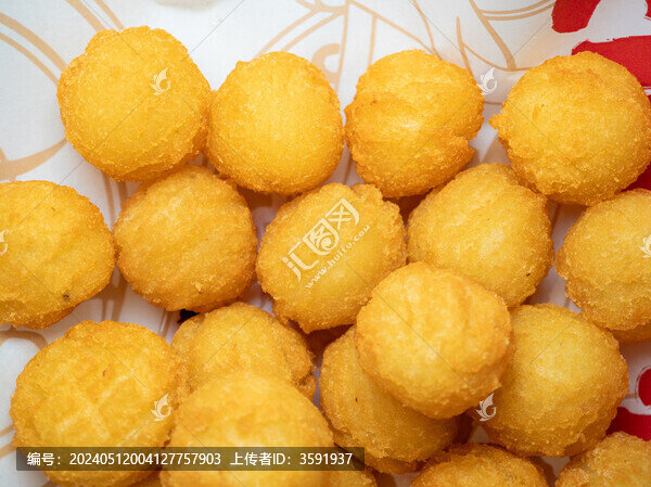 餐盤里的炸土豆球