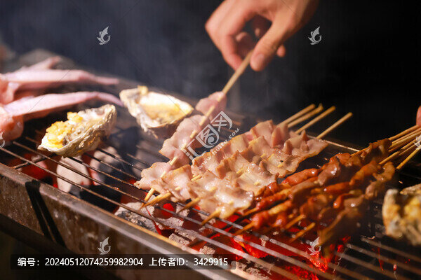 手拿肉串在放滿炭火的烤架上燒烤