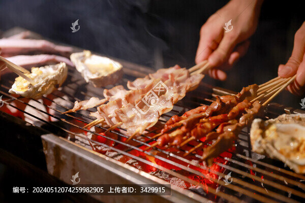 手拿肉串在放滿炭火的烤架上燒烤