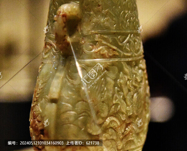 元代青玉翼龍紋雙耳壺