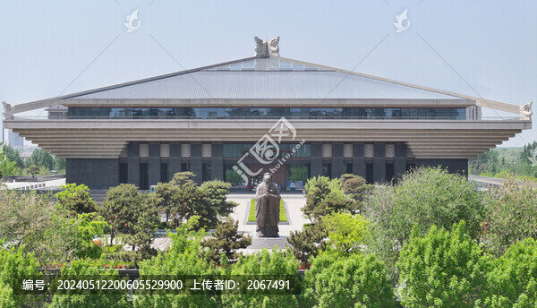 孔子博物館前的孔子雕像