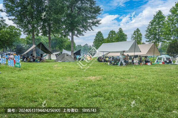 人們春天戶外草地露營帳篷