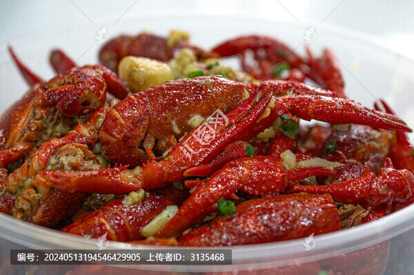 一碗油燜蒜蓉小龍蝦特寫