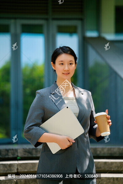 戶外專業(yè)人士手持平板咖啡