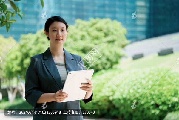 賦權(quán)女性茶歇時間使用平板