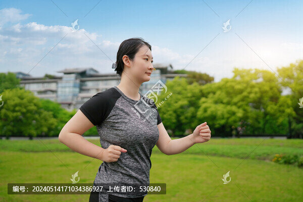 年輕女性在城市公園耐力訓(xùn)練