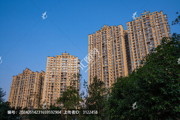 貴陽小區(qū)住宅樓局部特寫藍天白云