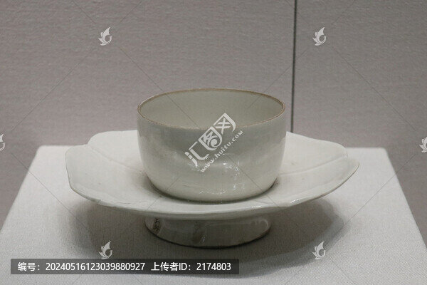 定窯白釉管款花口托盞