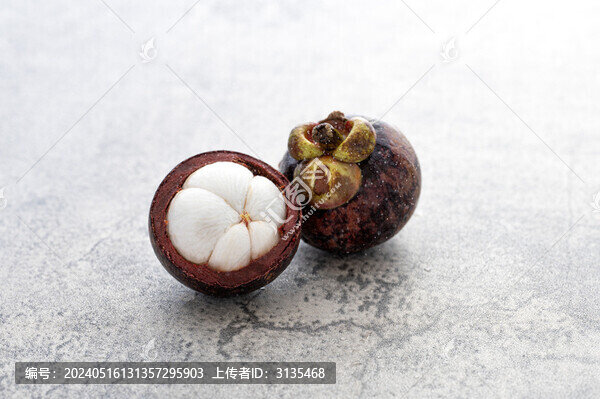 地面上的山竹