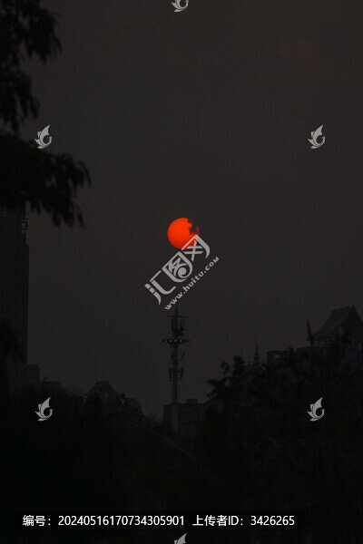 日落時(shí)的紅太陽(yáng)和剪影