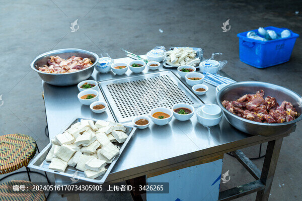 餐桌上準(zhǔn)備的燒烤食材