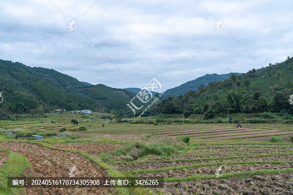 農(nóng)田和耕地的拖拉機(jī)