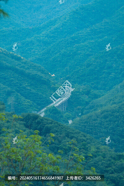 山頂俯拍山下的高速公路