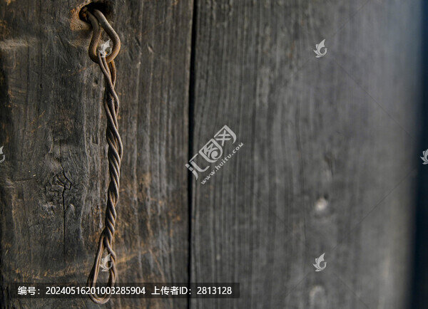 鄉(xiāng)村里的老木門