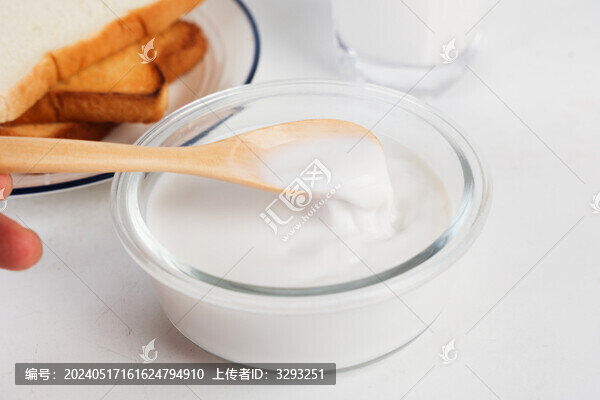 淺色背景下的椰乳
