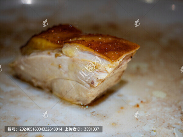 餐桌上白色餐盤里的燒臘