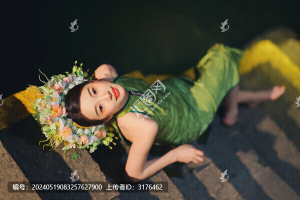 簪花女性人像
