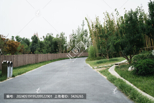 成都大熊貓繁育研究基地里的道路