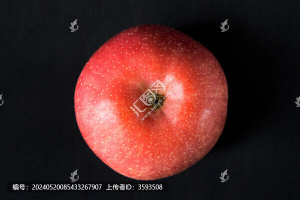 黑色背景上的蘋(píng)果