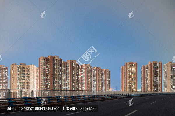 夜幕下重慶公租房與空曠的道路