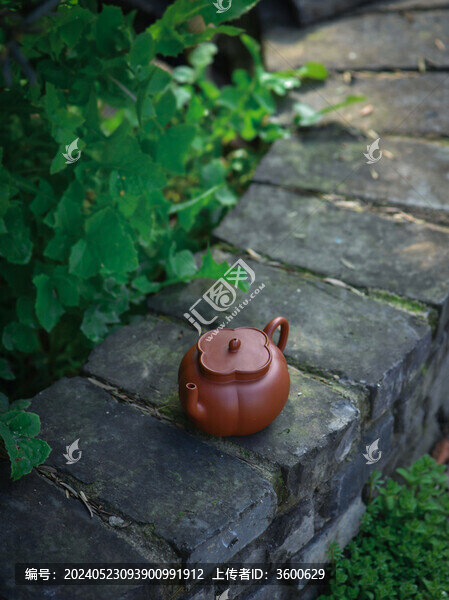 古磚上的紫砂壺