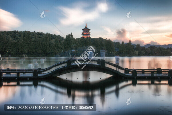 杭州西湖長橋公園雷峰塔亮燈夕陽