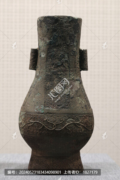 蕉葉紋貫耳銅扁壺